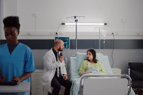 physician-medic-consulting-sick-patient-medical-appointment-min